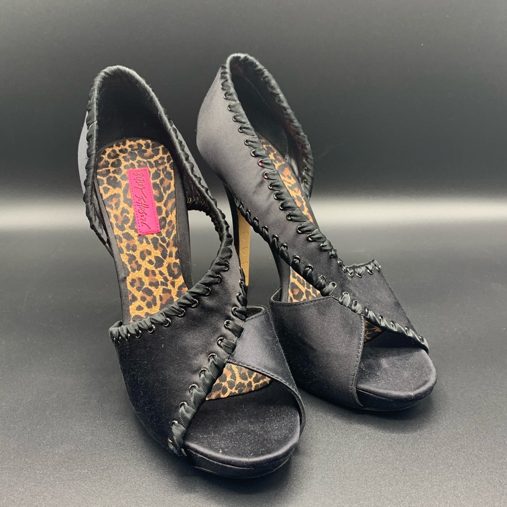 Betsey Johnson Walter Pumps